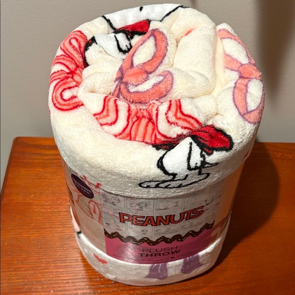 Peanuts Snoopy With Bows Plush Throw Blanket - Picture 10 of 10